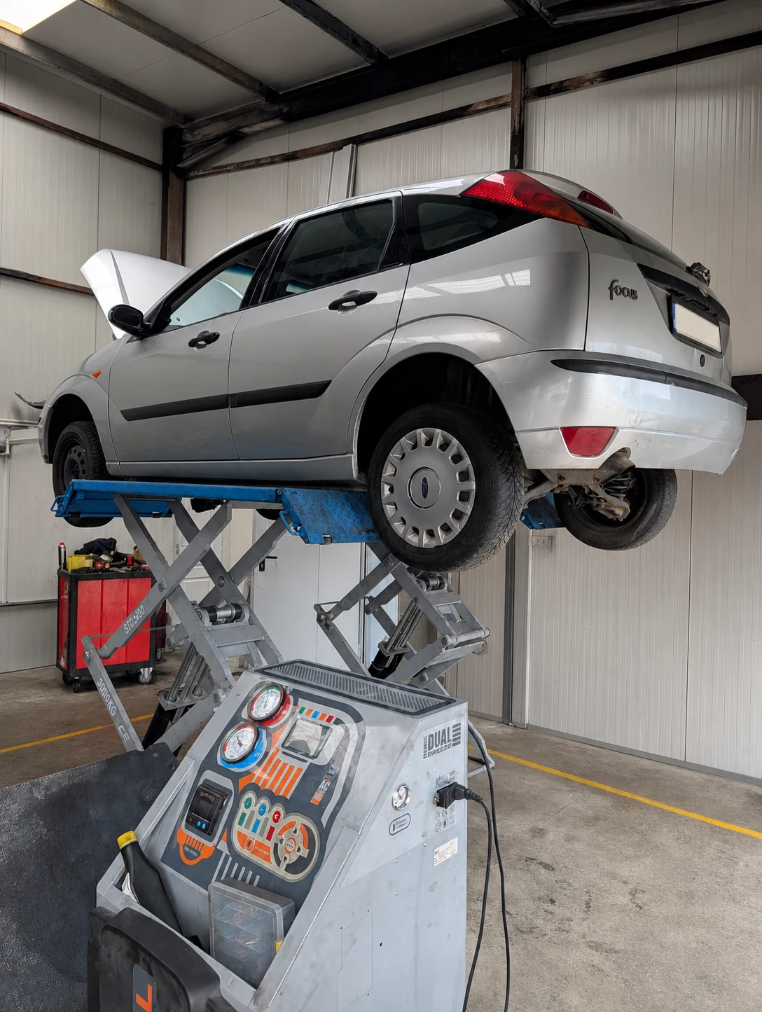Ford pe elevator în atelierul Laguna Service